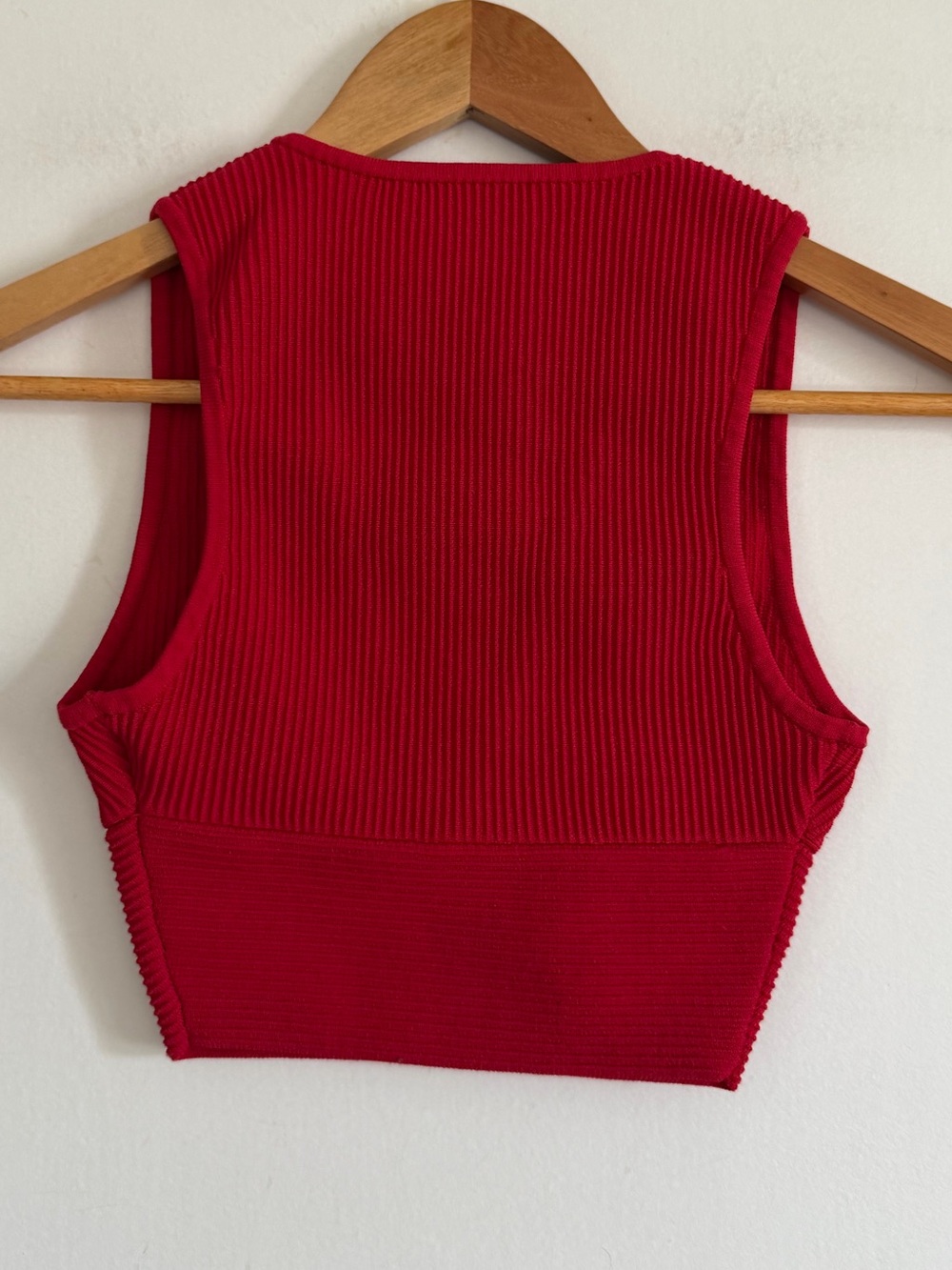 Aritzia Babaton Cherry Red Sculptknit Deep V-Neck Cropped Top size XXS EUC - Picture 2 of 5